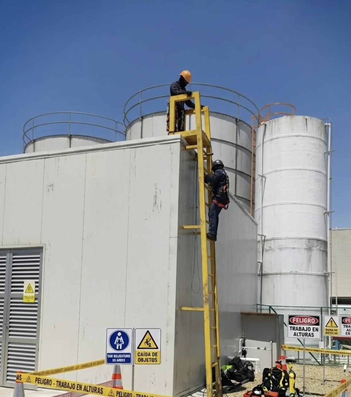 Trabajadores utilizando un sistema de acceso seguro a una cubierta industrial