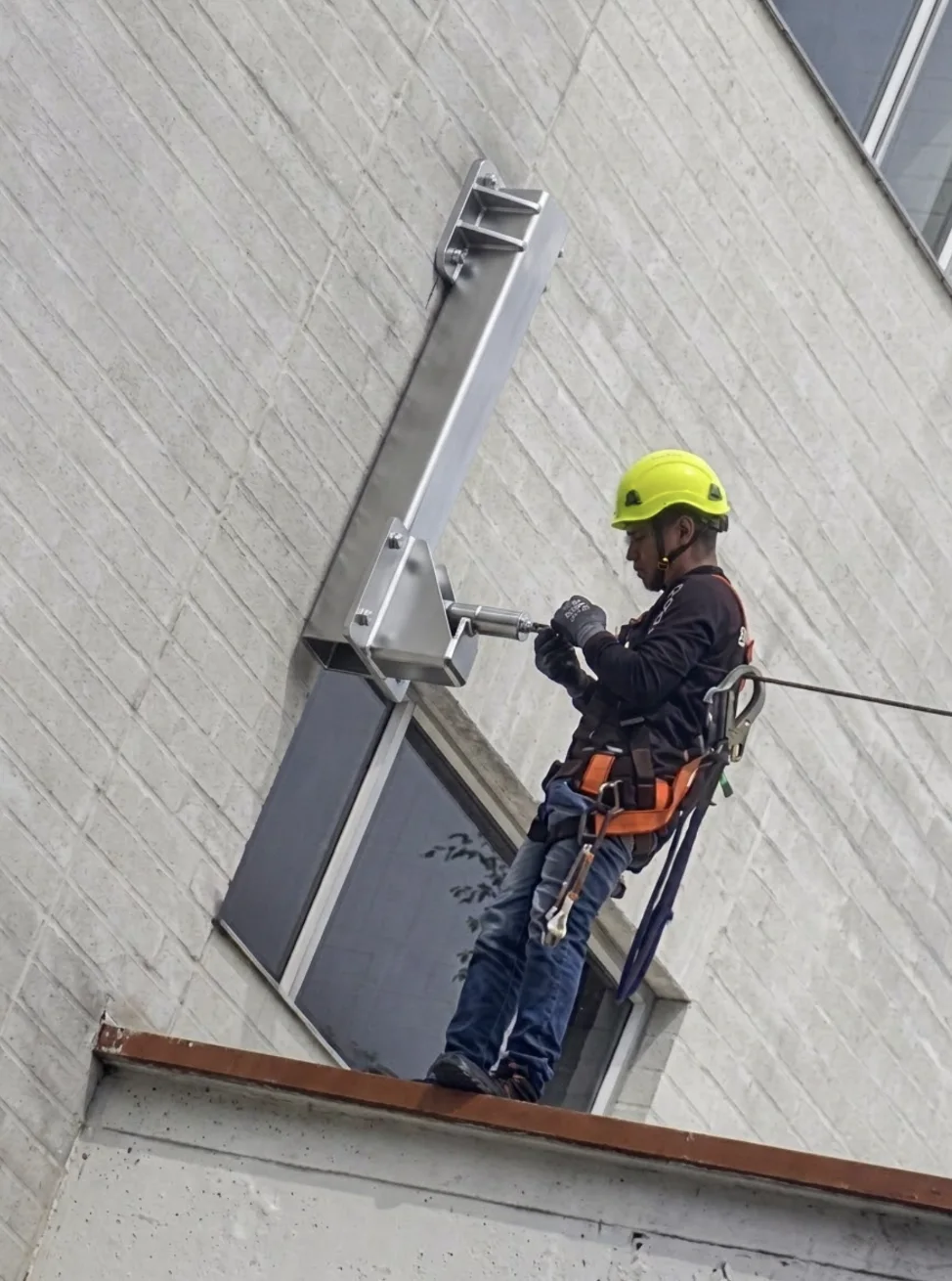 Técnico de Satar trabajando en una fachada con sistema de protección contra caídas